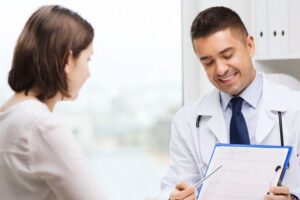 doctor en consultorio con paciente mujer