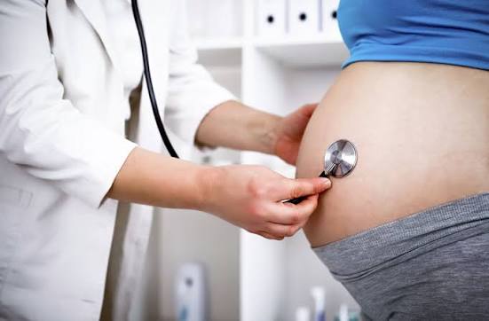 embarazada en consulta prenatal
