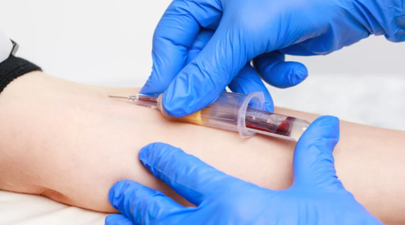 profesional de la salud realizando toma de sangre