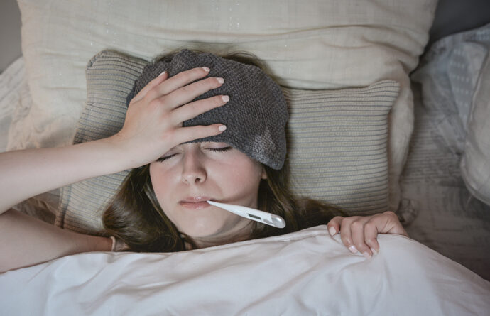 Mujer con fiebre común